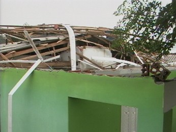 Casa é danificada por temoral em Santa Maria, RS (Foto: Reprodução/RBS TV)
