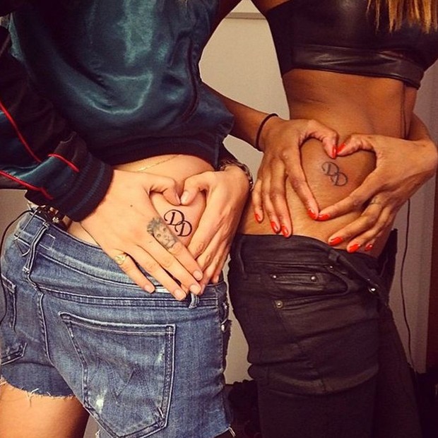 Jourdan Dunn e Cara Delevingne fizeram tatuagens idênticas que simbolizam os sobrenomes das tops e BFFs (Foto: Instagram/Reprodução)