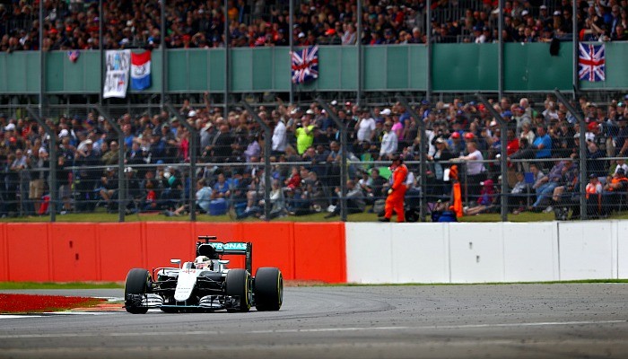 Lewis Hamilton faz a pole do GP da Inglaterra
