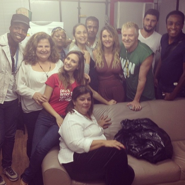 Laura  posa com o elenco de Pé na Cova (Foto: Reprodução/Instagram)