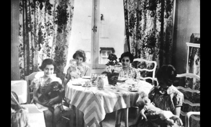 Anne (à esquerda) e Margot (segunda à direita) brincam com crianças judias alemãs (Foto: United States Holocaust Memorial Museum | courtesy of Penny Boyer)
