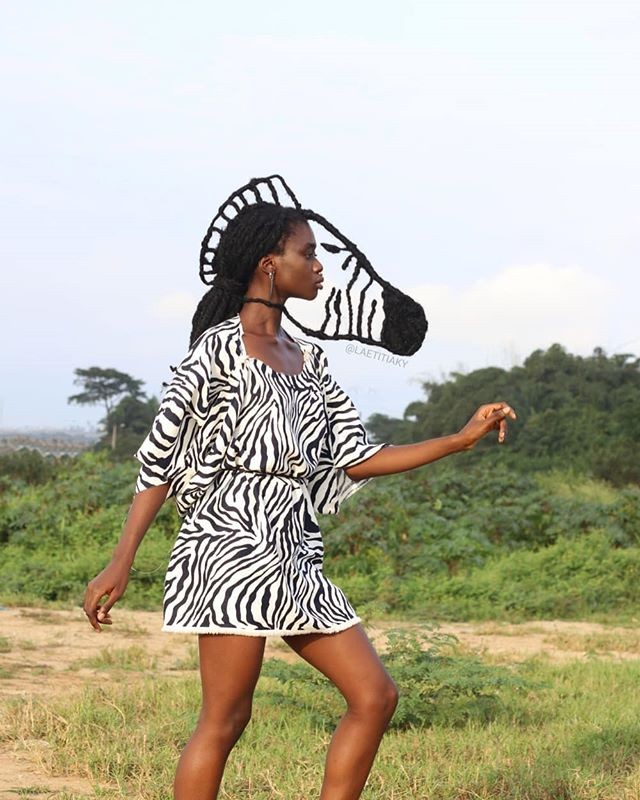 Escultura de cabelo feita pela artista Laetitia KY (Foto: Reprodução/Instagram) Escultura de cabelo feita pela artista Laetitia KY (Foto: Reprodução/Instagram)