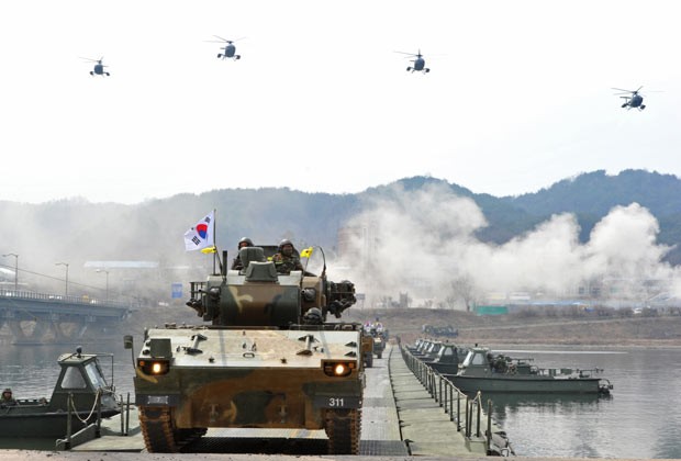 Veículo armado antiaéreo da Coreia do Sul move-se durante simulação de travessia de rio nesta segunda-feira (1º) em Hwacheon, próximo à fronteira com a Coreia do Norte (Foto: Kim Jea-hwan/AFP)