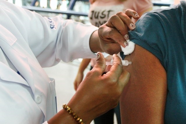 Vacina trivalente, imuniza os pacientes contra três tipos da doença (Foto: Divulgação/ Prefeitura de Bom Jesus do Itabapoana)