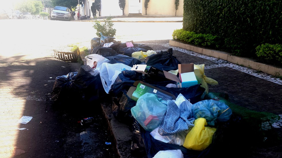 Sacolas de lixo e entulhos se acumulam na esquina das Ruas Voluntários e Tiradentes em Piracicaba (Foto: Claudia Assencio/G1)