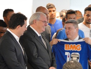 Cruzeiro recebido pelo governador de Minas Gerais, Antonio Anastasia (Foto: Rafael Araújo)
