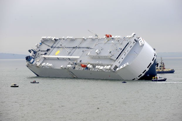 O Hoegh Osaka tombou de lado ao encalhar em Southampton, na Inglaterra (Foto: Marcolm Wells/AFP)