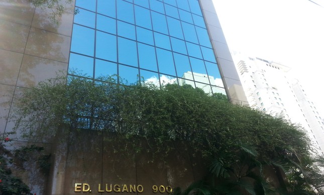 Papel com frase 'Palmeiras não tem mundial' é jogado de Edifício Lugano,  onde o tricolor Temer está reunido