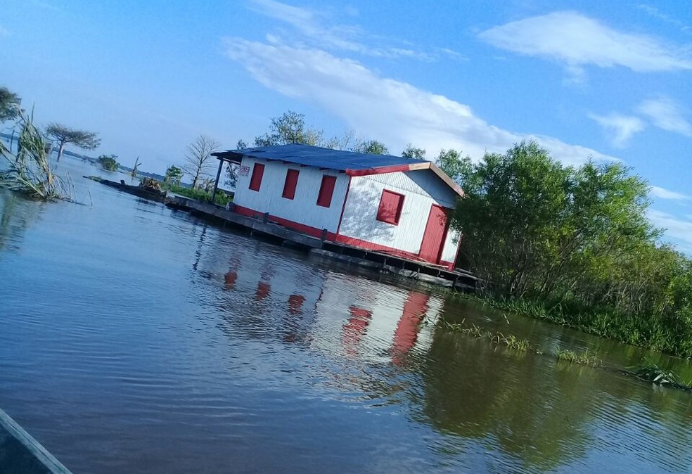 Casa foi levada por criminosos em barco de grande porte, segundo denúncia feita à polícia (Foto: Divulgação/Polícia Civil)