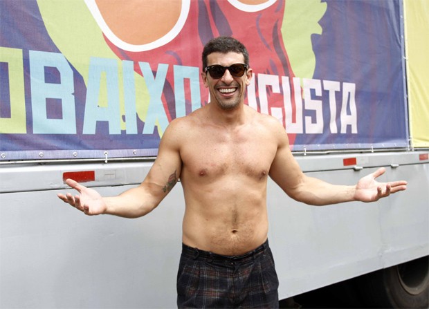 Milhem Cortaz sem camisa curtindo o bloco da Augusta (Foto: Paduardo/AgNews) Milhem Cortaz sem camisa curtindo o bloco da Augusta (Foto: Paduardo/AgNews)