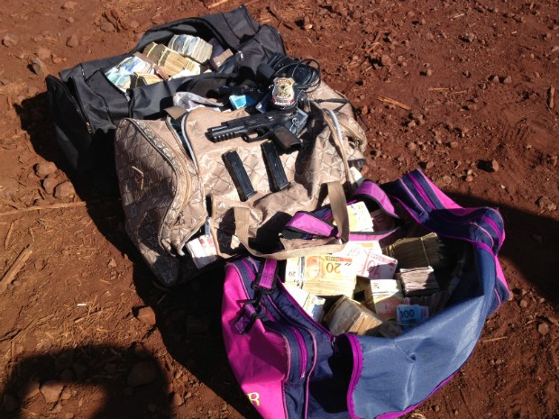 Cerca de R$ 1,5 milhão foram apreendidos pela Polícia Federal (Foto: André Godinho/ TV Tem Bauru) Cerca de R$ 1,5 milhão foram apreendidos pela Polícia Federal (Foto: André Godinho/ TV Tem Bauru)