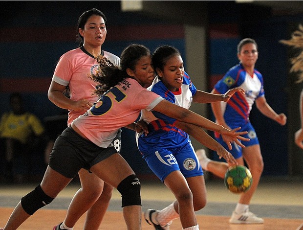 Partidas do handebol feminino, categoria infanto,  nos JEMs (Foto: Biaman Prado)