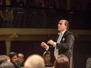 Maestro Helder Trefzger rege mais uma concerto da Orquestra Sesi (Foto: Divulgação/ Teatro Sesi)