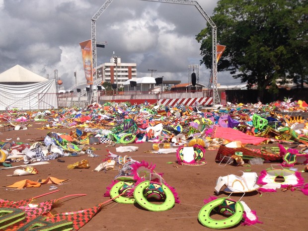 Setor de dispersão virou um “cemitério de fantasias” (Foto: Jéssica Alves/G1)