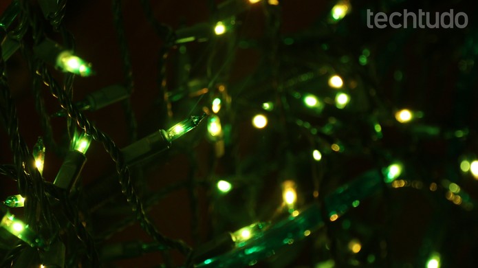 Luzes tradicionais usadas nas árvores enfeitadas em casa também marcam presença (Foto: Lucas Mendes/TechTudo)