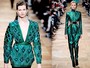 Na Balmain, Olivier Rousteing também apostou na cor, em um tom esmeralda precioso que foi levado para casacos repletos de aplicaçnoes e nos looks de ombros imponentes
