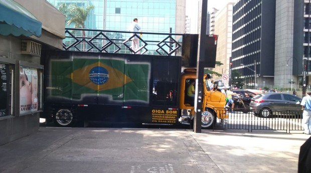 Carro de som do Partido Solidariedade toca Para não dizer que não falei das flores, hino contra o regime militar, de Geraldo Vandré. Mas com letra diferente: "Dilma vá embora, que o Brasil não quer você/E leve o Lula embora, vagabundos do PT" (Foto: Rafael Ciscatti)