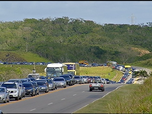 Trânsito feriado região dos lagos rj-124 (Foto: Reprodução intertv) Trânsito feriado região dos lagos rj-124 (Foto: Reprodução intertv)