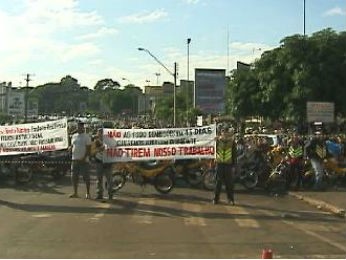 Protestos na fronteira tiveram início às 7h30 desta segunda-feira (27) (Foto: reprodução / RPC TV)
