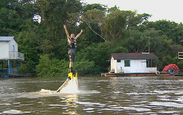 Vocalista da Versalle, Criston Lucas pratica flyboard (Foto: Amazônia em Revista)