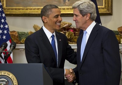 Obama cumprimenta John Kerry, o substituto de Hillary Clinton (Foto: Agência EFE)
