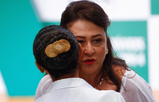 Vale tudo pelo voto. Marina Silva (PSB) abraça adversária política Kátia Abreu (PMDB) durante a sabatina da CNA (Foto: André Coelho / Agência O Globo)