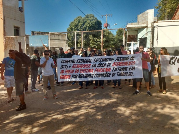 Agentes socioeducativos se reuniram em frente ao Presídio Alvorada, em Montes Claros (Foto: Carlos Henrique Pires/ Arquivo Pessoal)