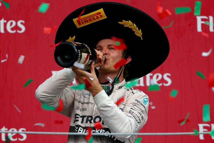 Com o tradicional sombreiro mexicano, Nico Rosberg bebe champanhe no lugar mais alto do pódio no México (Foto: Getty Images)