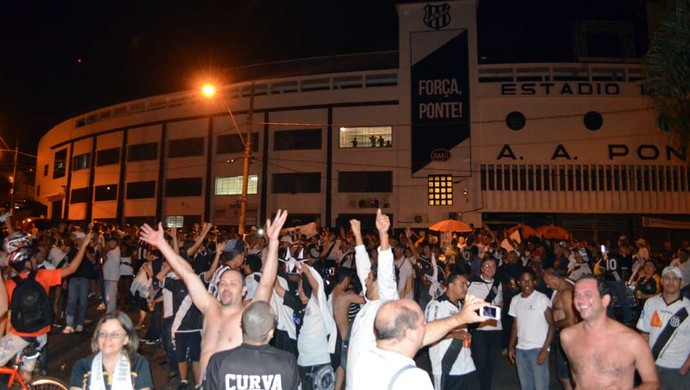 Torcedores fazem festa no Majestoso após classificação para a final da Copa Sul-americana (Foto: Fernando Pacífico / G1)