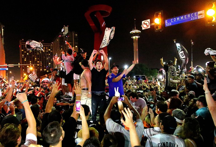 festa torcida san antonio spurs campeão do NBA (Foto: Agência AP)