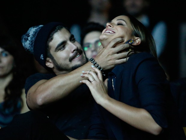 Caio Castro brinca com Bruna Marquezine durante a exibição do clipe de imprensa (Foto: Raphael Dias/Gshow)