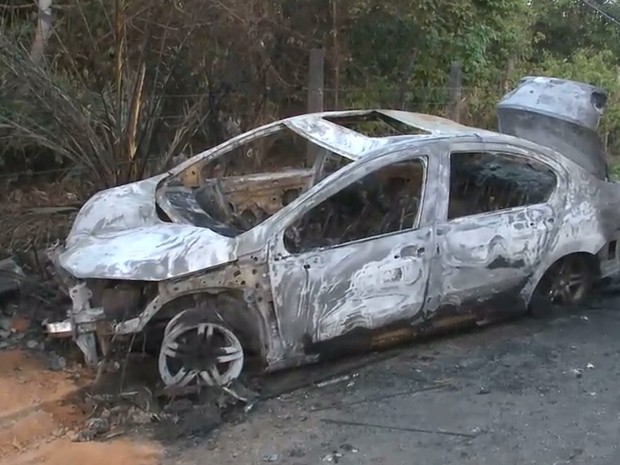 Veículo pegou fogo e ficou completamente destruído em São Luís (MA) (Foto: Reprodução/TV Mirante)
