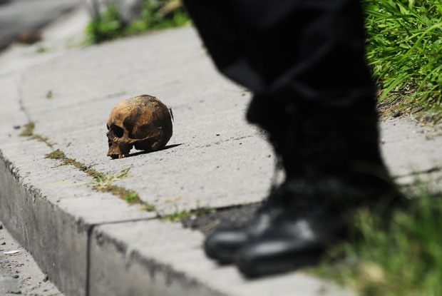Um crânio humano foi encontrado na quarta-feira (24) em uma estrada movimentada perto de San Salvador, capital de El Salvador (Foto: Ulises Rodriguez/Reuters)