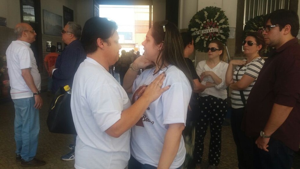 Rhuana Lopes Rodrigues durante velório do filho (Foto: Alba Mendonça/G1)