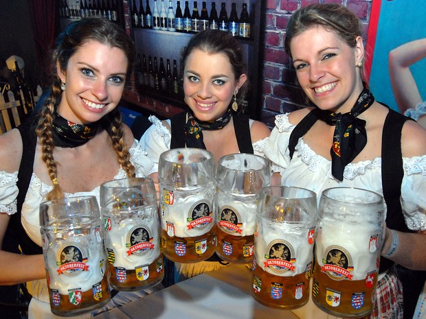 Garçonetes servem chope em canecos de um litro (Foto: Eraldo Schnaider/Divulgação)
