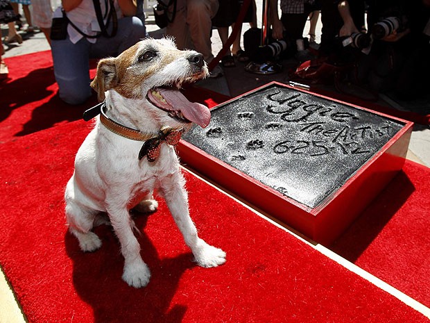 O cão Uggie, do filme "O artista", principal ganhador do Oscar em 2012, marca a pata na Calçada da Fama (Foto: Mario Anzuoni/Reuters)
