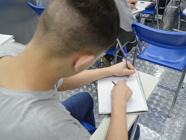Rodrigo* diz que cursos técnicos auxiliam no estudo de matemática para o Enem (Foto: Adriano Oliveira/G1) Rodrigo* diz que cursos técnicos auxiliam no estudo de matemática para o Enem (Foto: Adriano Oliveira/G1)