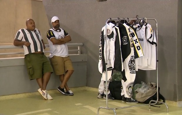 Torcida organizada do Botafogo vende produtos não-licenciados no Maracanã (Foto: Reprodução SporTV) Torcida organizada do Botafogo vende produtos não-licenciados no Maracanã (Foto: Reprodução SporTV)