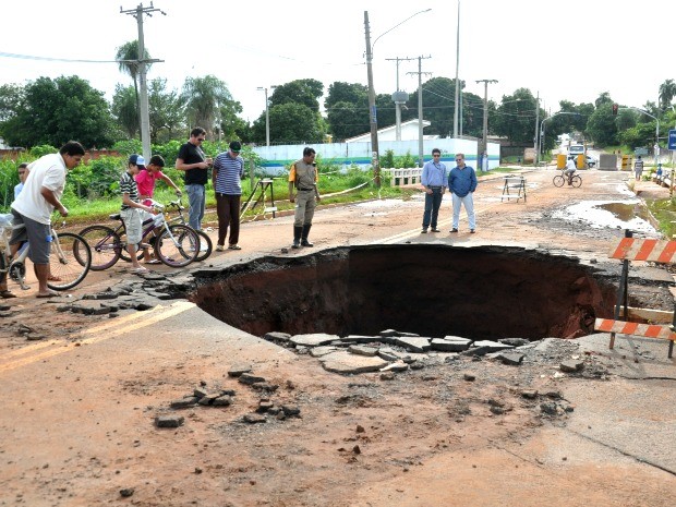 Carro é engolido por cratera em rua de Campo Grande (Foto: Tatiane Queiroz/G1 MS)