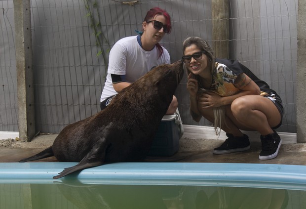 Vanessa Mesquita visita ONG de animais em Salvador (Foto: Lila Rios/ Divulgação)