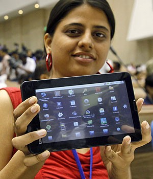 Estudante indiana mostra o tablet Aakash em seu lançamento em Nova Déli (Foto: Gurinder Osan/AP)