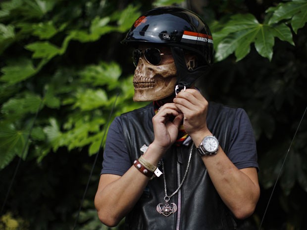 Chinês usa mascara de caveira em encontro de entusiastas da Harley-Davidson (Foto: Carlos Barria/Reuters)