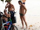 Marcello Novaes joga vôlei e posa com fãs na praia da Barra da Tijuca, no Rio