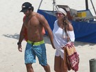 Deborah Secco vai a praia com o namorado Hugo Moura
