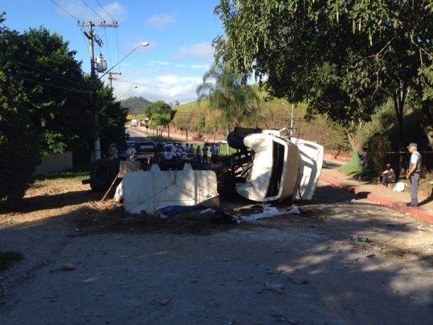 Acidente com caminhão em Paraibuna (Foto: Natalia Teodoro/ TV Vanguarda)