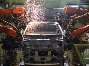 indústria Brasil. Robôs soldam carros na fábrica da Ford Motor, em São Bernardo do Campo (Foto: Reuters)