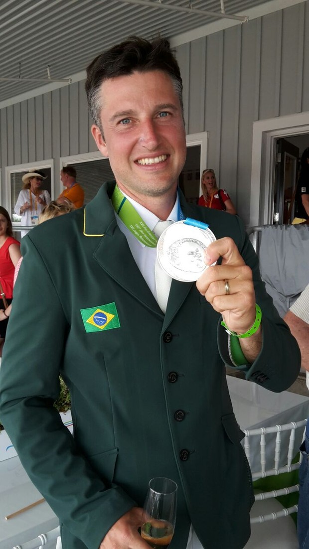 Henrique Plombon, marido de Ana Paula Arósio, com medalha de prata (Foto: Divulgação)