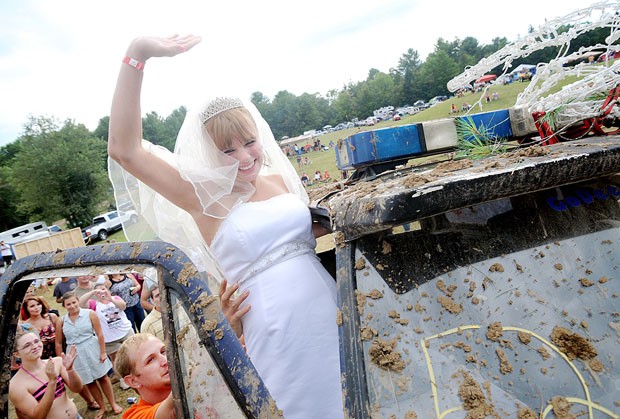 Depois, em vez de um carro de luxo, Lucretia seguiu em um veículo do todo sujo de lama (Foto: Daryn Slover/Sun Journal/AP)