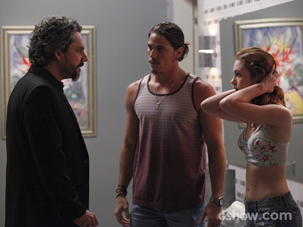 Zé flagra Robertão com Maria Isis (Foto: Raphael Dias/TV Globo)