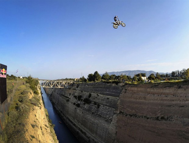 Moto Robbie Maddison pulando o Corinth Canal (Foto: Divulgação)